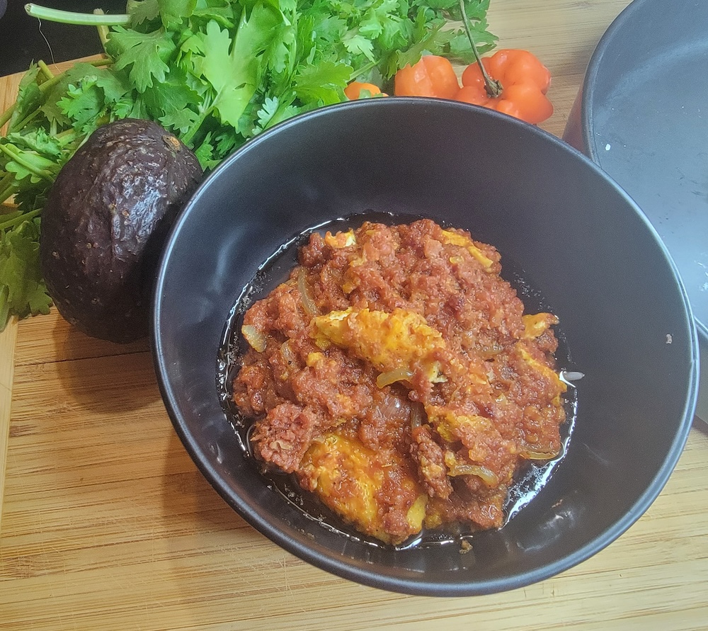 Corned beef and egg stew in a black bowl